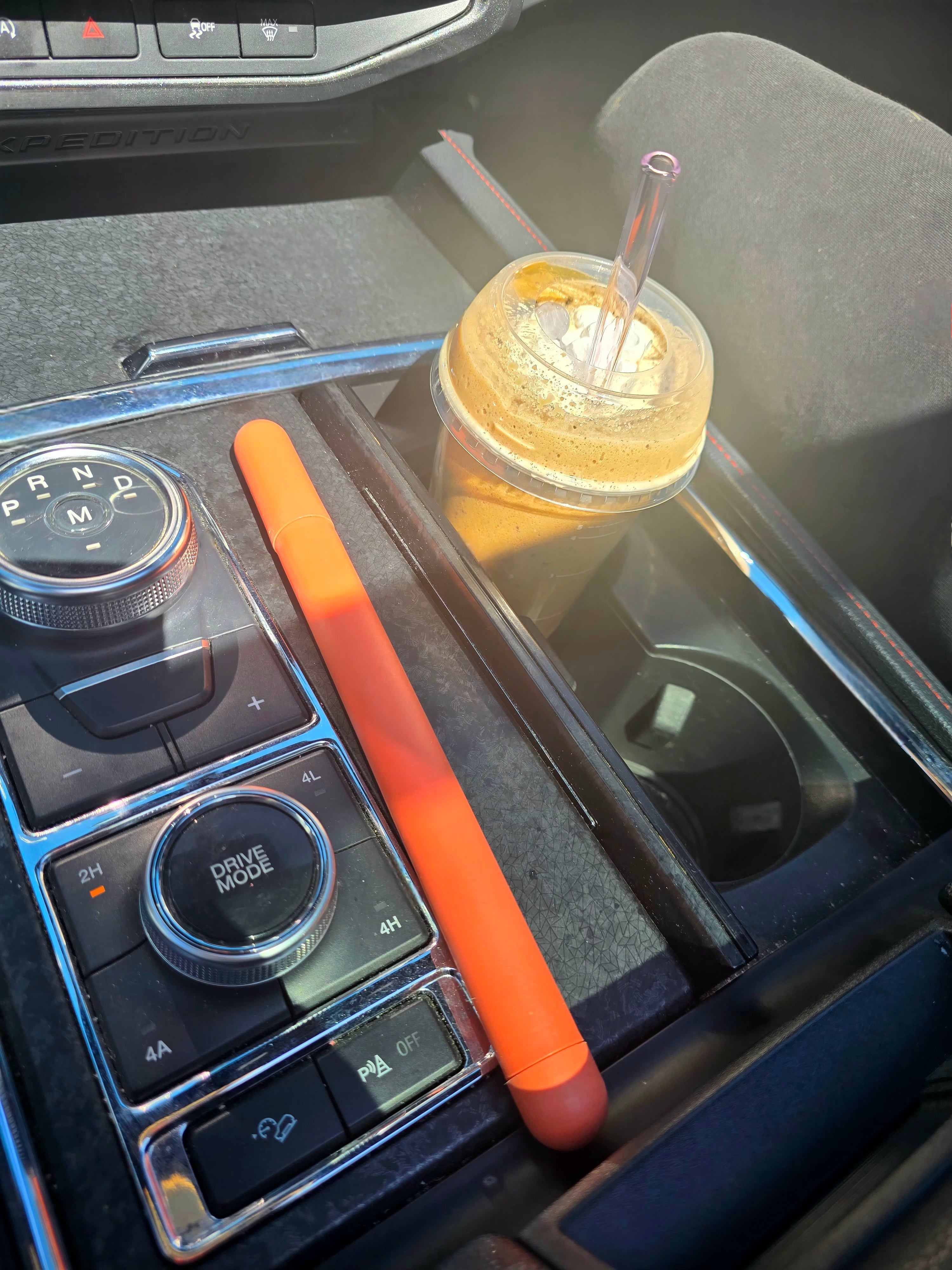 Sip & Quench glass straws with drinks and travel case